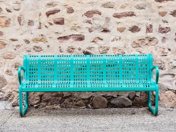 Banc Métal Vert Devant Mur Pierre Jour — Photo