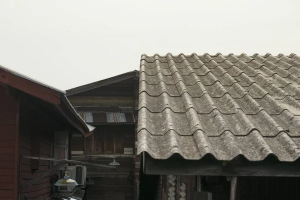 Eine Flache Aufnahme Des Daches Und Eines Alten Holzhauses Bei — Stockfoto