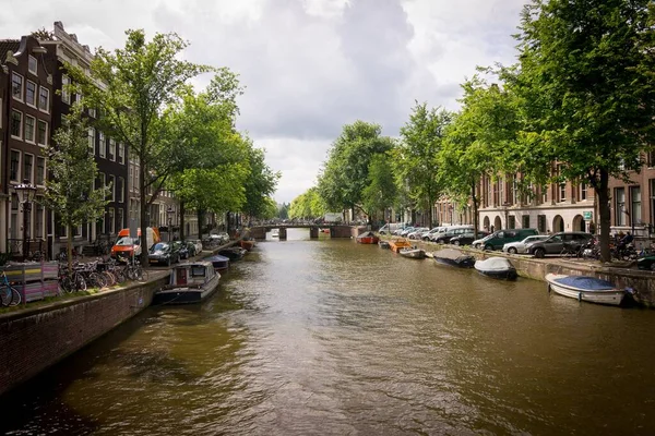 Una Splendida Vista Delle Barche Sul Canale Circondato Case Catturate — Foto Stock