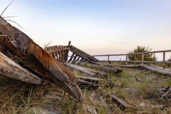 Rovine Legno Vicino Una Spiaggia Sotto Cielo Limpido — Foto Stock