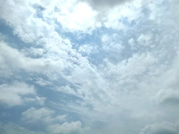 Een Lage Hoek Van Een Bewolkte Blauwe Hemel Perfect Voor — Stockfoto