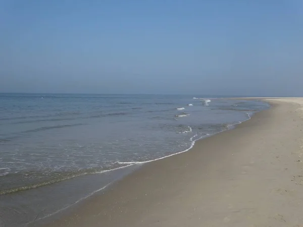 Uma Bela Paisagem Uma Praia Areia Dia Sombrio — Fotografia de Stock