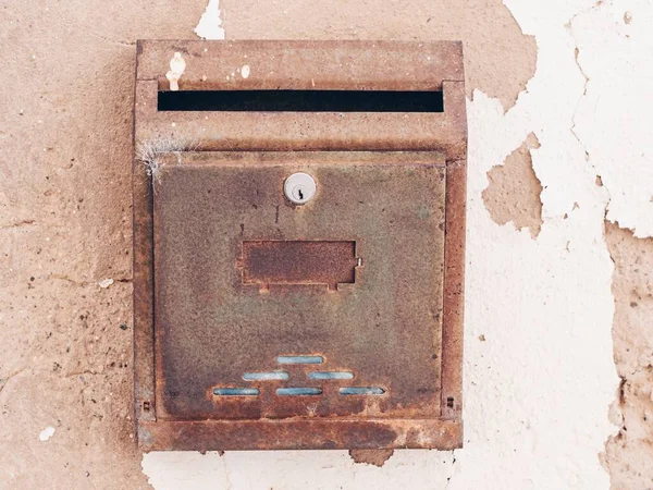 Old Rusty Metal Mailbox Hanging Wall Daytime — Stock Photo, Image