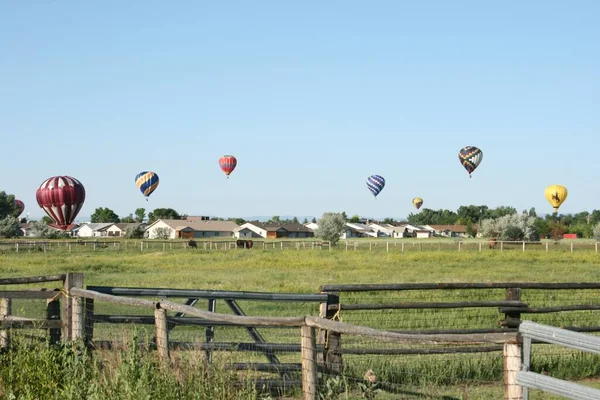 Eine Landschaftsaufnahme Bunter Heißluftballons Der Nähe Grüner Wiesen — Stockfoto