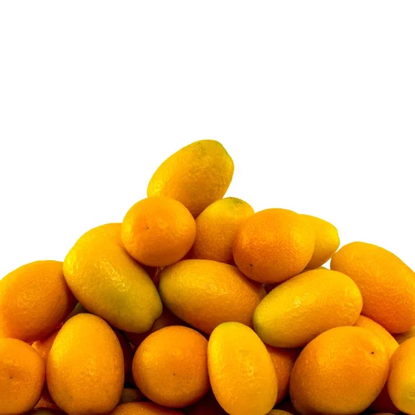 Hög Med Färska Ovala Citrusfrukter Den Vita Bakgrunden — Stockfoto