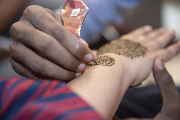 Närbild Bild Hane Ritning Kvinnlig Hand Med Brun Henna — Stockfoto