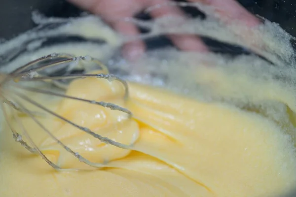 Primer Plano Una Batidora Manos Mezclando Una Crema Mantequilla — Foto de Stock