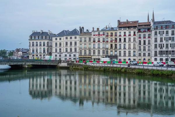 Bayonne Nive Nehri Nde Binaları Olan Tarihi Bir Şehir — Stok fotoğraf