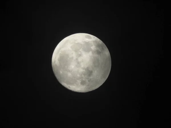 Vacker Närbild Fullmånen Den Mörka Natthimlen — Stockfoto