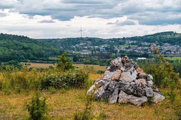 Mucchio Rocce Una Piccola Città Sullo Sfondo Situato Una Collina — Foto Stock