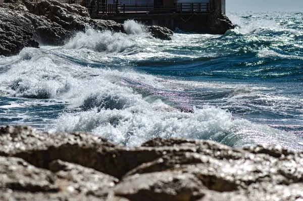 夏の間 地中海の岩だらけの海岸での波の接近ショット — ストック写真