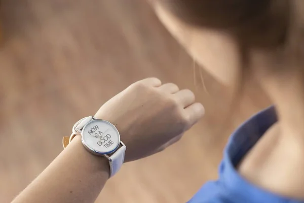 Primer Plano Una Joven Mirando Reloj Con Texto Ahora Buen —  Fotos de Stock