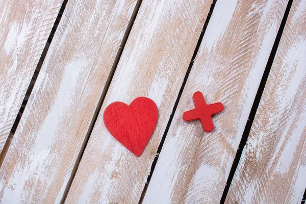 Plano Superior Corazón Una Cruz Sobre Una Superficie Madera Perfecto — Foto de Stock