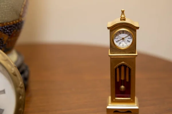 木制桌子上装饰古董钟的精选焦点照片 — 图库照片