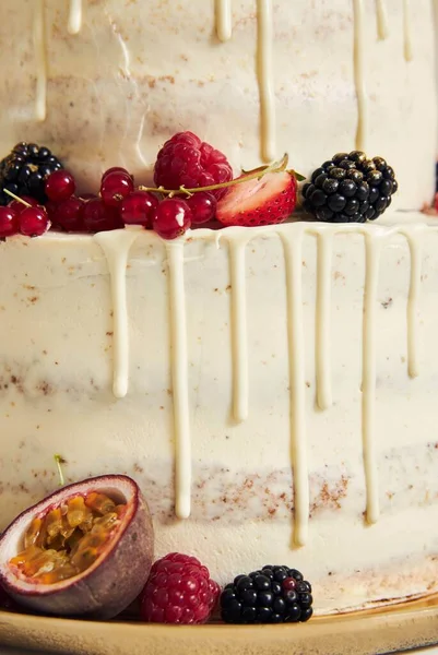 Függőleges Közelkép Egy Finom Esküvői Torta Díszített Friss Gyümölcsök Bogyók — Stock Fotó