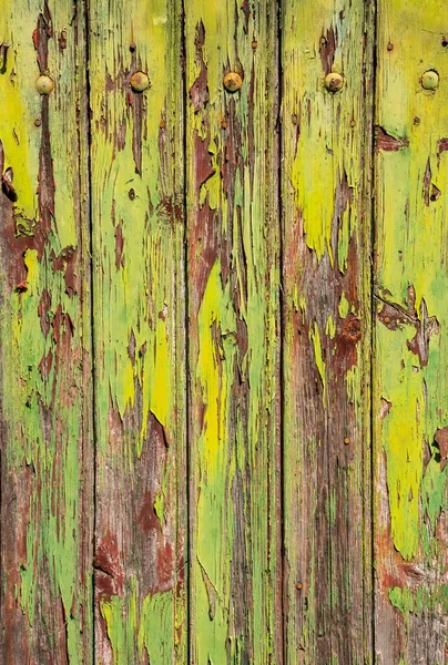Tiro Vertical Uma Velha Desgastada Porta Madeira Com Tinta Verde — Fotografia de Stock