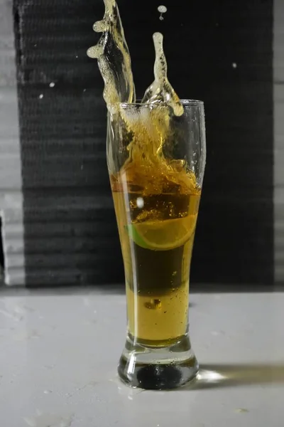 Colpo Verticale Una Goccia Lime Con Una Spruzzata Birra Fredda — Foto Stock