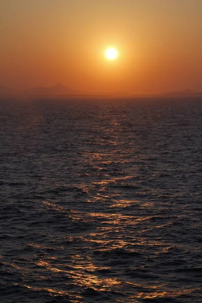 Tiro Vertical Belo Oceano Capturado Sob Pôr Sol Tirar Fôlego — Fotografia de Stock