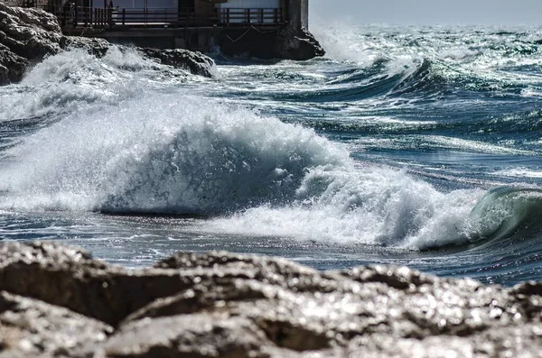 Tiro Perto Ondas Costa Rochosa Mar Mediterrâneo Durante Verão — Fotografia de Stock