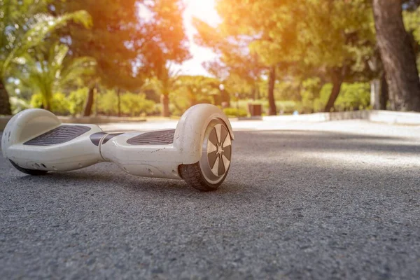 Primer Plano Hoverboard Blanco Suelo Parque Bajo Luz Del Sol —  Fotos de Stock