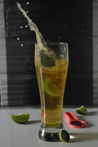 Una Toma Vertical Una Gota Lima Con Chorrito Cerveza Fría — Foto de Stock