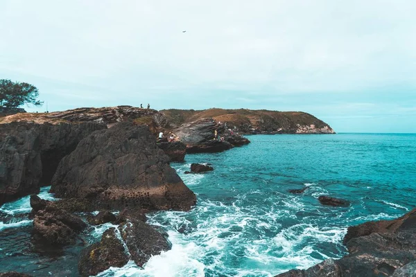 美しい岩の形成を持つリオのビーチの美しい風景 — ストック写真