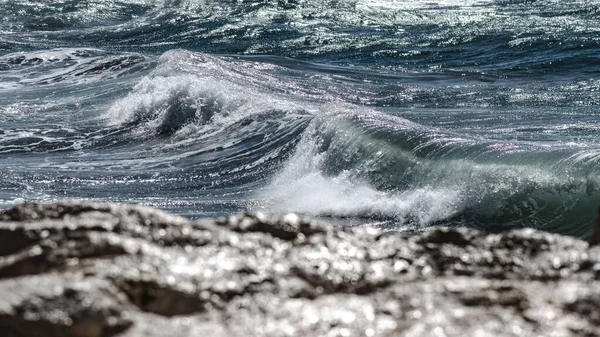 夏の間 地中海の岩だらけの海岸での波の接近ショット — ストック写真