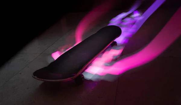 Хронометражний Знімок Скейтборду Барвистими Світловими Ефектами — стокове фото