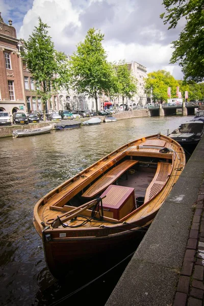 Hollanda Amsterdam Ele Geçirilen Evlerle Çevrili Kanalın Kenarındaki Tahta Teknelerin — Stok fotoğraf