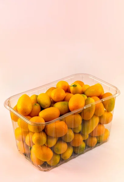 Вертикальний Знімок Мандаринських Апельсинів Пластиковій Тарі Ізольованому Фоні — стокове фото