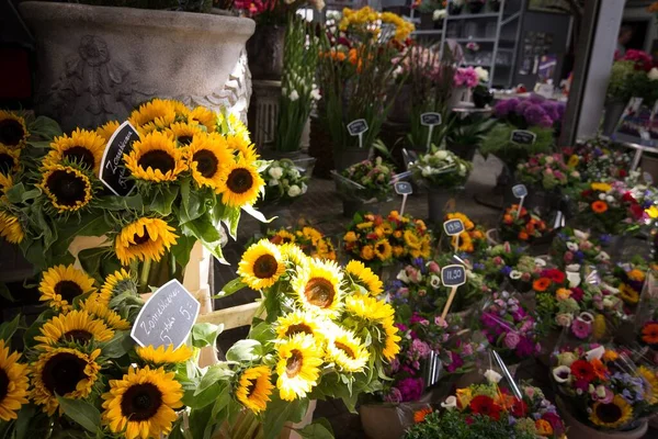 向日葵在花市上出售的由美丽的向日葵和花束制成的高角照片 — 图库照片