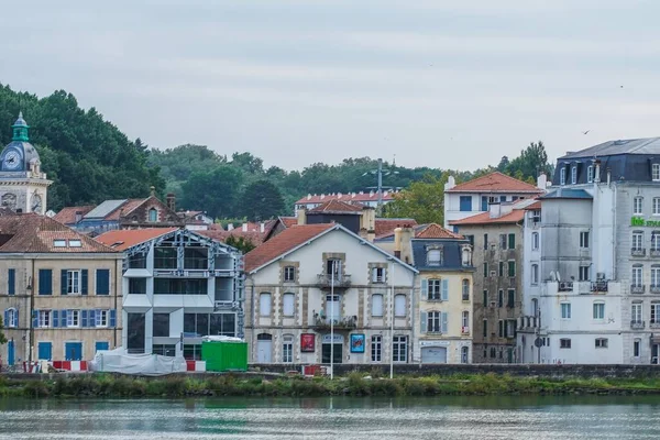 Bayonne Ville Historique France Avec Des Bâtiments Dans Rivière Nive — Photo