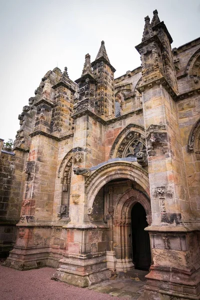 Plano Vertical Ángulo Bajo Hermosa Fachada Catedral Giles Capturada Edimburgo — Foto de Stock