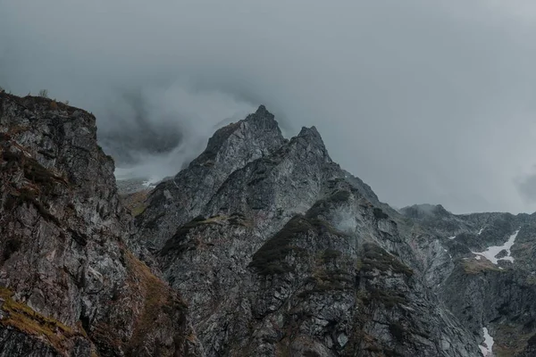 Hermoso Tiro Niebla Montañas Rocosas — Foto de Stock