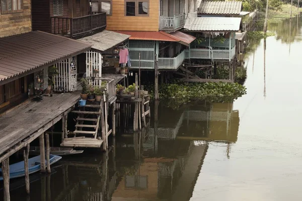 Eine Aufnahme Von Einem Dorf Auf Stelzen Ufer Des Flusses — Stockfoto