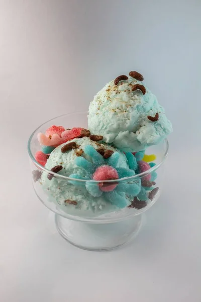 Vertikální Detailní Záběr Čokoládové Mátové Zmrzliny Malé Váze Šedým Pozadím — Stock fotografie