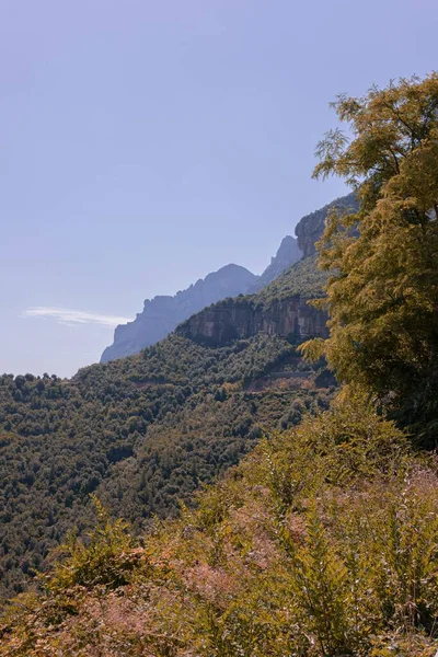 Hermoso Tiro Montañas Verdes Con Cielo Azul Fondo — Foto de Stock