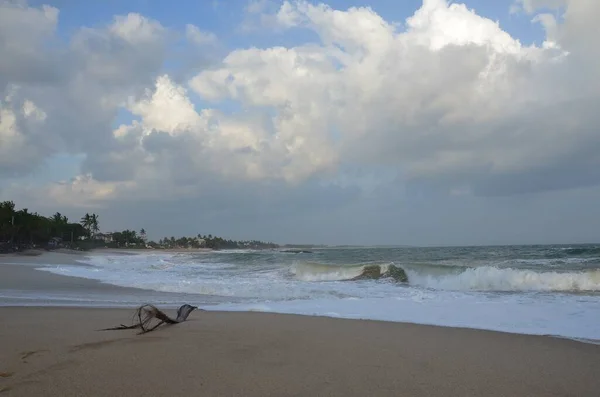 Scenic View Waves Reaching Sandy Shore Cloudy Day — Stock Photo, Image