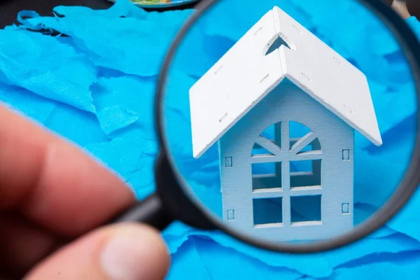 Een Close Shot Van Een Houten Kleine Witte Huis Figuur — Stockfoto