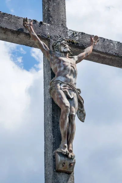 Tiro Ângulo Baixo Uma Escultura Jesus Metal Anexada Uma Cruz — Fotografia de Stock