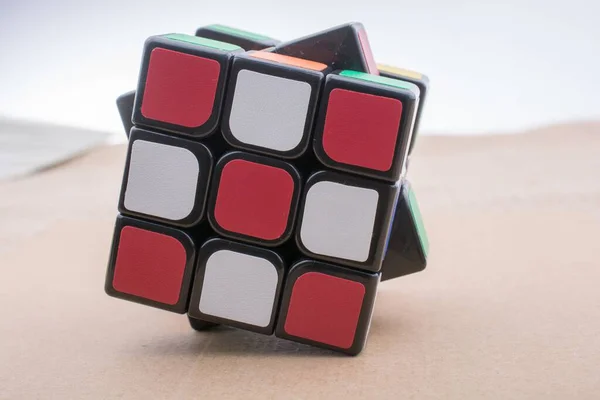Plan Rapproché Cube Rubik Blanc Rouge — Photo