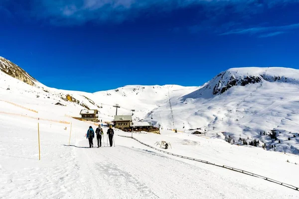 Piękny Widok Turystów Spacerujących Zaśnieżonych Górach Południowym Tyrolu Dolomity Włochy — Zdjęcie stockowe