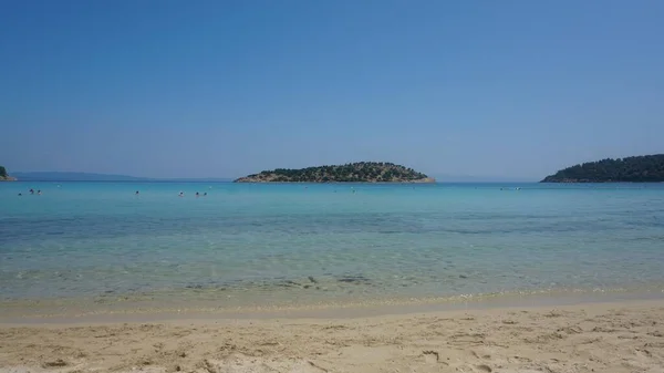 Schöne Aufnahme Eines Ruhigen Sees Und Einer Insel Unter Blauem — Stockfoto