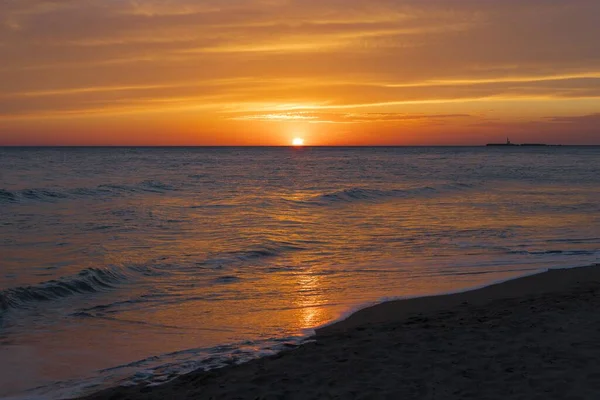 Beau Plan Plage Sable Mer Ondulée Coucher Soleil — Photo