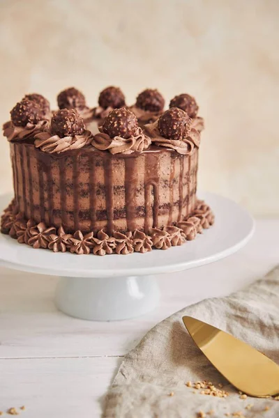 Высокоугольный Снимок Свежего Шоколадного Торта Украшенного Вкусным Шоколадом Тарелке — стоковое фото