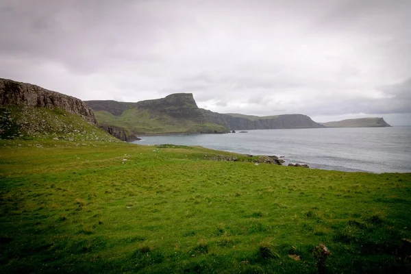 Een Prachtig Uitzicht Met Gras Bedekte Kliffen Door Oceaan Gevangen — Stockfoto