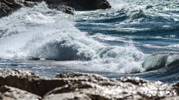 Tiro Perto Ondas Costa Rochosa Mar Mediterrâneo Durante Verão — Fotografia de Stock