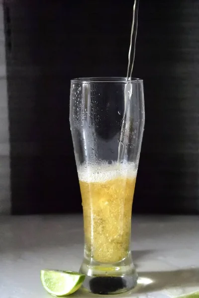 Colpo Verticale Una Birra Fredda Versata Nel Bicchiere Con Una — Foto Stock
