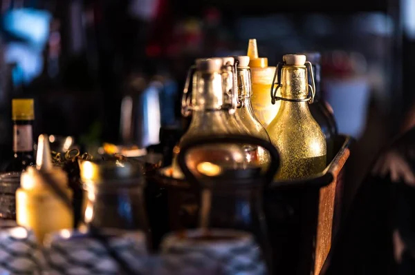 Primer Plano Botellas Bebida Usadas Vacías Colocadas Recipiente — Foto de Stock