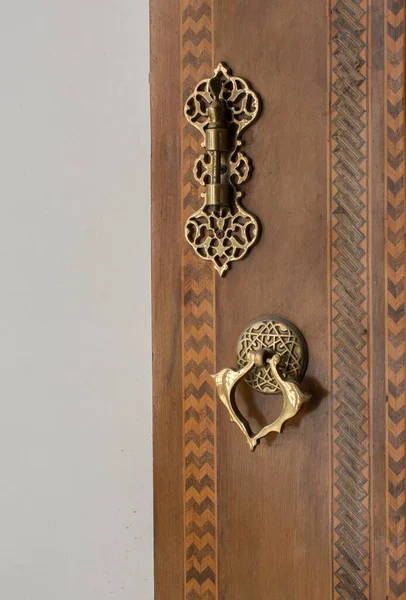 Pionowe Ujęcie Tradycyjnych Zabytkowych Metalowych Klamek Drzwi — Zdjęcie stockowe
